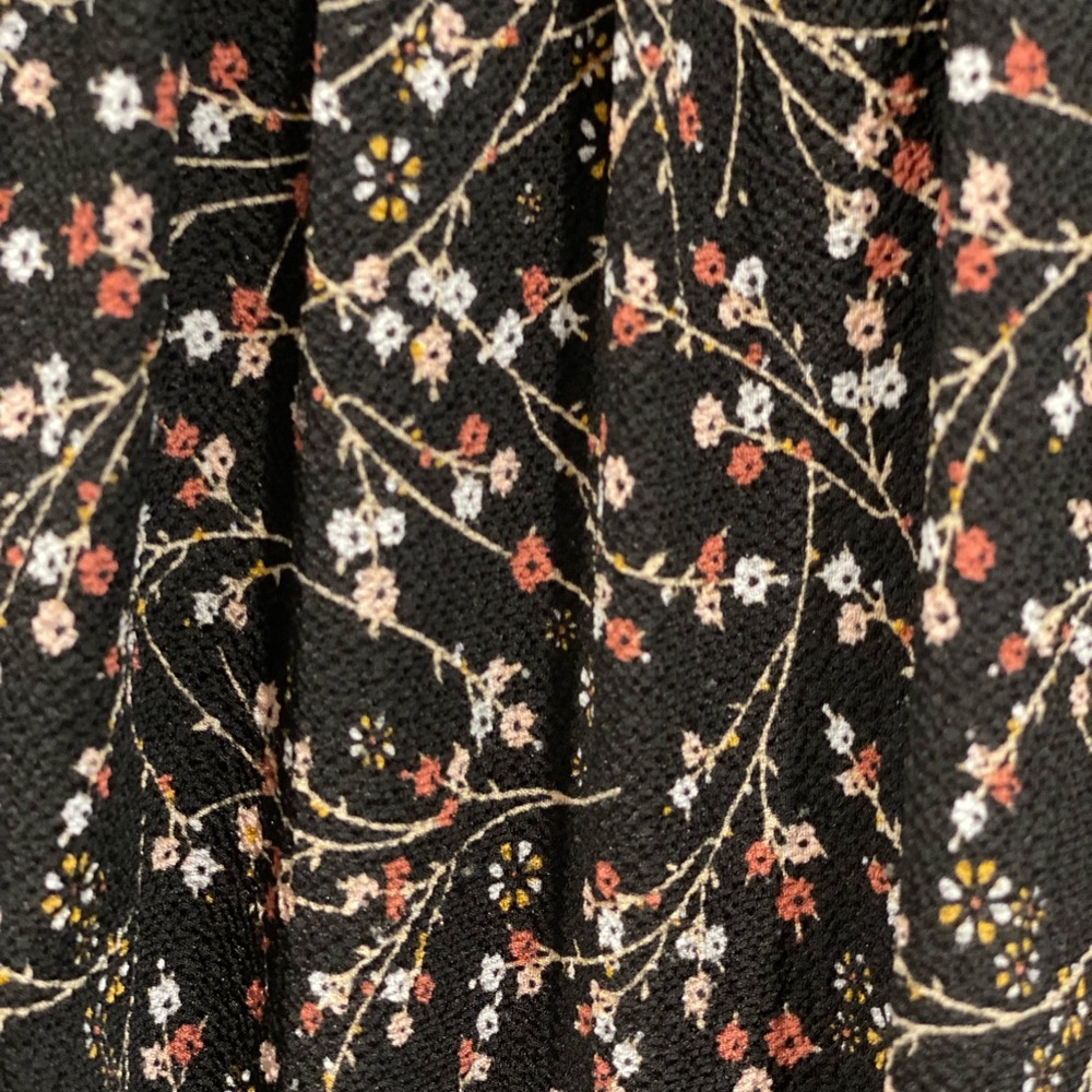 Elegant Black Floral Dress - Picture 2 of 7